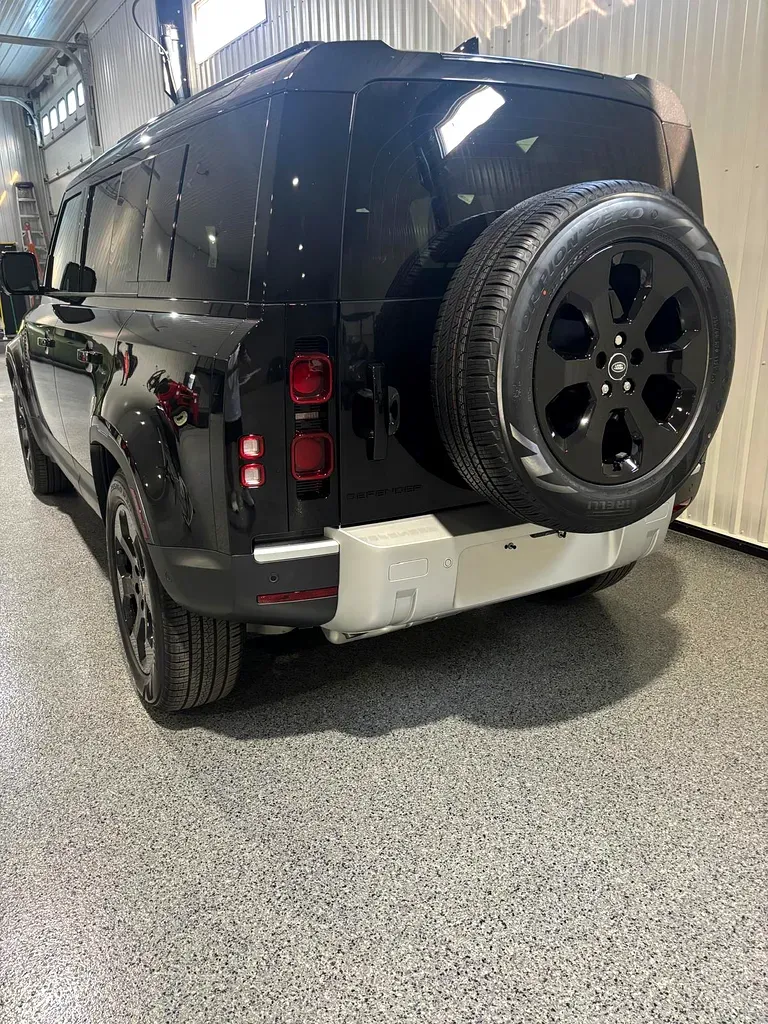 لاند روفر ديفندر 2025